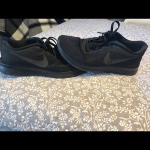 Black Nike Tennis Shoes